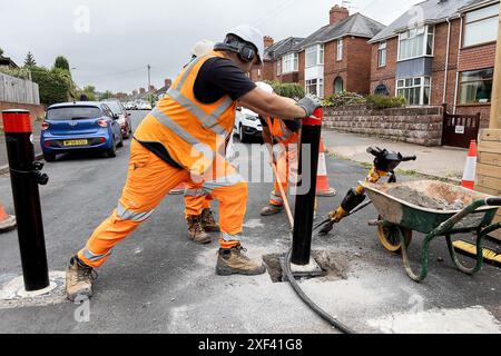 Exeter, Großbritannien, 29. Juli 2024. Nach monatelangen Streitigkeiten und öffentlicher Wut werden die umstrittenen Local Trafic Network Pflanzer und Schiffspoller aus dem Gebiet Heavitree/Wonford in Exeter, Devon, Großbritannien entfernt. Quelle: Mark Passmore/ Alamy Live News Stockfoto