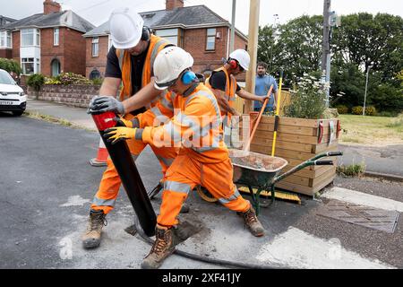 Exeter, Großbritannien, 29. Juli 2024. Nach monatelangen Streitigkeiten und öffentlicher Wut werden die umstrittenen Local Trafic Network Pflanzer und Schiffspoller aus dem Gebiet Heavitree/Wonford in Exeter, Devon, Großbritannien entfernt. Quelle: Mark Passmore/ Alamy Live News Stockfoto