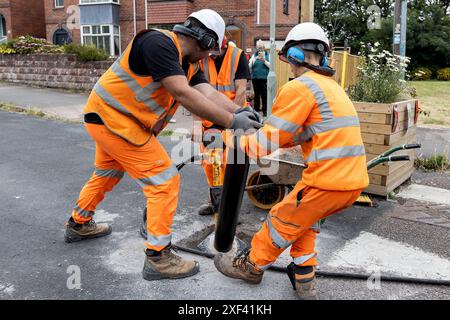 Exeter, Großbritannien, 29. Juli 2024. Nach monatelangen Streitigkeiten und öffentlicher Wut werden die umstrittenen Local Trafic Network Pflanzer und Schiffspoller aus dem Gebiet Heavitree/Wonford in Exeter, Devon, Großbritannien entfernt. Quelle: Mark Passmore/ Alamy Live News Stockfoto