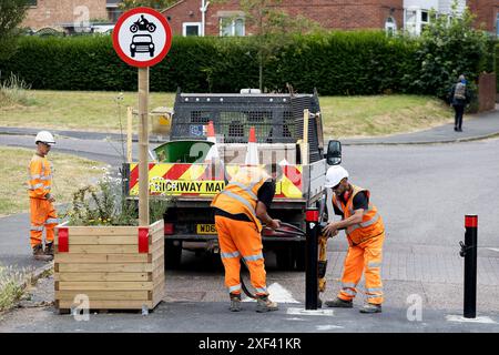 Exeter, Großbritannien, 29. Juli 2024. Nach monatelangen Streitigkeiten und öffentlicher Wut werden die umstrittenen Local Trafic Network Pflanzer und Schiffspoller aus dem Gebiet Heavitree/Wonford in Exeter, Devon, Großbritannien entfernt. Quelle: Mark Passmore/ Alamy Live News Stockfoto