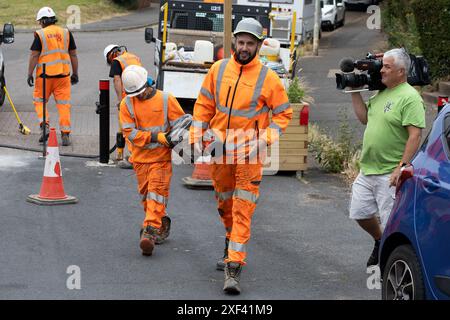 Exeter, Großbritannien, 29. Juli 2024. Nach monatelangen Streitigkeiten und öffentlicher Wut werden die umstrittenen Local Trafic Network Pflanzer und Schiffspoller aus dem Gebiet Heavitree/Wonford in Exeter, Devon, Großbritannien entfernt. Quelle: Mark Passmore/ Alamy Live News Stockfoto