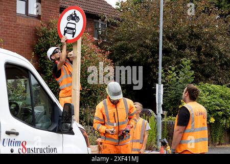 Exeter, Großbritannien, 29. Juli 2024. Nach monatelangen Streitigkeiten und öffentlicher Wut werden die umstrittenen Local Trafic Network Pflanzer und Schiffspoller aus dem Gebiet Heavitree/Wonford in Exeter, Devon, Großbritannien entfernt. Quelle: Mark Passmore/ Alamy Live News Stockfoto