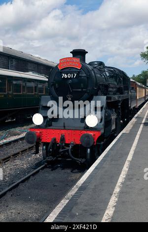 Die Wealden Pullman, Lokomotive Nr. 76017, Waiting Tenterden Town Station, an der Kent and East Sussex Railway. Stockfoto