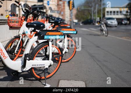 BOLOGNA, ITALIEN - 19. APRIL 2022: Movi by Mobike Elettrica Elektrofahrräder parken in den Straßen von Bologna, Italien Stockfoto