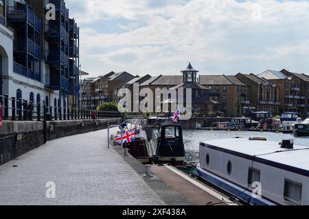 London - 06 04 2022: Blick auf den Yachthafen im Limehouse Basin Stockfoto