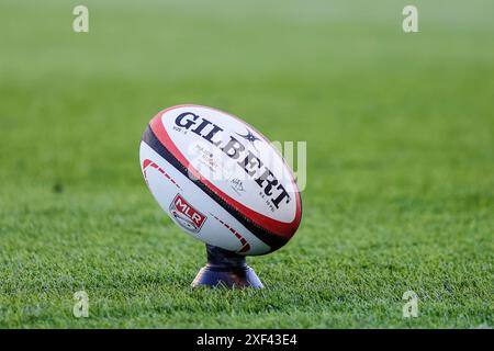 MLR Gilbert Rugby Ball auf dem Spielfeld auf dem T-Stück. Stockfoto