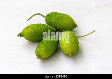 Frisches Kürbisgemüse auf hölzernem Hintergrund. Momordica dioica ist auch bekannt als Kakrol, Kartoli, Kankoda, Kantola. Stockfoto