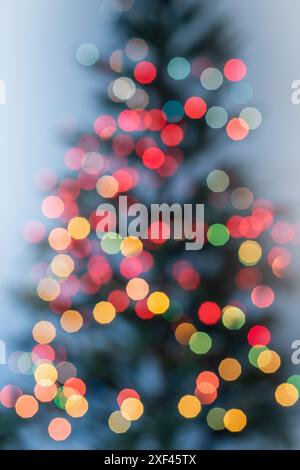 Weihnachtsbaum beleuchtet mit Lichtergirlanden, unscharfem Bild, Bokeh Stockfoto