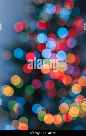 Weihnachtsbokeh mit Weihnachtsbaumlichtern Stockfoto