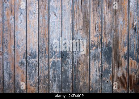 Teil einer alten Holztür in Blau, Braun und Rost. Stockfoto