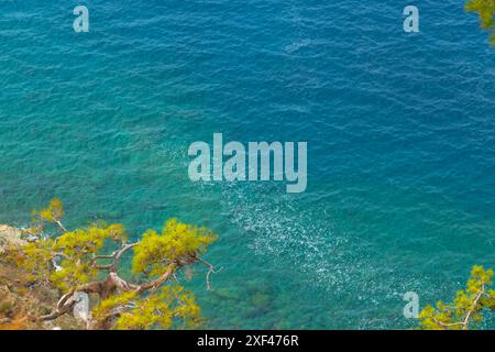 Wunderschöner Blick von oben von der Klippe auf das klare türkisfarbene Meer an einem sonnigen Sommertag. Naturkonzept, Reisen, Outdoor-Aktivitäten Stockfoto