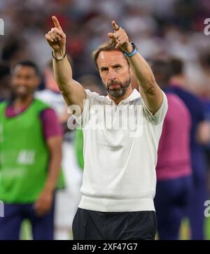 Gelsenkirchen, Deutschland. 30. Juni 2024 - England gegen Slowakei - UEFA Euro 2024 - R16 - Gelsenkirchen. Manager Gareth Southgate begrüßt die Reisenden England-Fans. Bild : Mark Pain / Alamy Live News Stockfoto