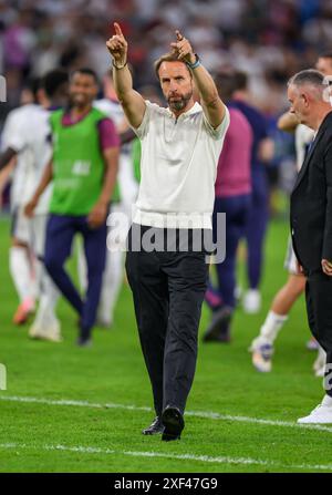 Gelsenkirchen, Deutschland. 30. Juni 2024 - England gegen Slowakei - UEFA Euro 2024 - R16 - Gelsenkirchen. Manager Gareth Southgate begrüßt die Reisenden England-Fans. Bild : Mark Pain / Alamy Live News Stockfoto