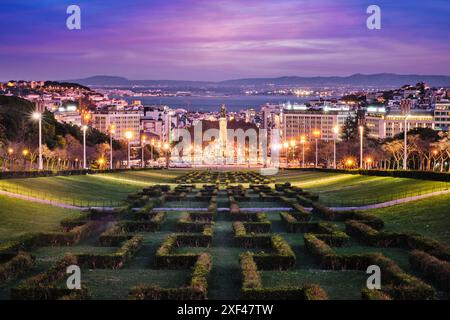 Blick auf den Lissabonner Marquis of Pombal Square vom Eduardo VII Park bei Nacht, Portugal Stockfoto