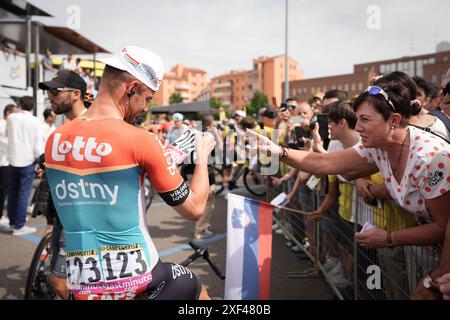 Piacenza, Italien. Juli 2024. Victor Campenaerts (Lotto Dstny) zu Beginn der Tour de France Stage 3 von Piacenza nach Turin im Viale Malta - Sport, Radfahren - Piacenza, Italien - Montag, 1. Juli 2024 (Foto: Massimo Paolone/LaPresse) Credit: LaPresse/Alamy Live News Stockfoto