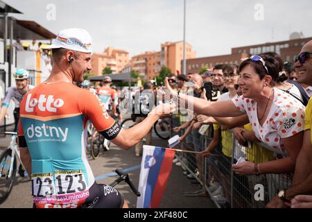 Piacenza, Italien. Juli 2024. Victor Campenaerts (Lotto Dstny) zu Beginn der Tour de France Stage 3 von Piacenza nach Turin im Viale Malta - Sport, Radfahren - Piacenza, Italien - Montag, 1. Juli 2024 (Foto: Massimo Paolone/LaPresse) Credit: LaPresse/Alamy Live News Stockfoto