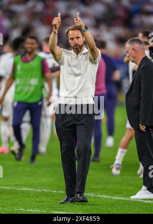 Gelsenkirchen, Deutschland. 30. Juni 2024 - England gegen Slowakei - UEFA Euro 2024 - R16 - Gelsenkirchen. Manager Gareth Southgate begrüßt die Reisenden England-Fans. Bild : Mark Pain / Alamy Live News Stockfoto