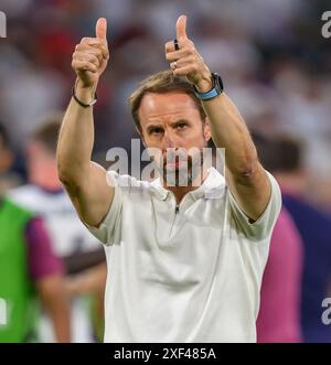 Gelsenkirchen, Deutschland. 30. Juni 2024 - England gegen Slowakei - UEFA Euro 2024 - R16 - Gelsenkirchen. Manager Gareth Southgate begrüßt die Reisenden England-Fans. Bild : Mark Pain / Alamy Live News Stockfoto