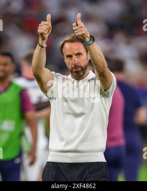 Gelsenkirchen, Deutschland. 30. Juni 2024 - England gegen Slowakei - UEFA Euro 2024 - R16 - Gelsenkirchen. Manager Gareth Southgate begrüßt die Reisenden England-Fans. Bild : Mark Pain / Alamy Live News Stockfoto