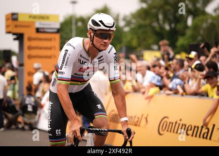 Piacenza, Italien. Juli 2024. Mathieu Van der Poel (Alpecin Deceuninck) zu Beginn der Tour de France Stage 3 von Piacenza nach Turin im Viale Malta - Sport, Radfahren - Piacenza, Italien - Montag, 1. Juli 2024 (Foto: Massimo Paolone/LaPresse) Credit: LaPresse/Alamy Live News Stockfoto