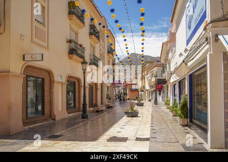 Blick auf die Straße mit Calamorro Mountain dahinter. Arroyo de la Miel, Andalusien, Spanien. Stockfoto