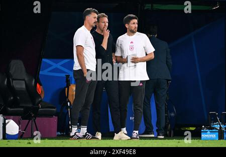 Fussball, Europameisterschaft, EURO 2024, Achtelfinale, Signal Iduna Park Dortmund: Deutschland - DŠnemark 2:0; Bundestrainer Julian Nagelsmann (DE), mit seinen Co Trainern Sandro Wagner (DE) und Benjamin GlŸck (DE). Stockfoto