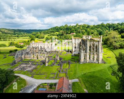 Rievaulx Abbey aus einer Drohne, North York Moors National Park, North Yorkshire, England Stockfoto