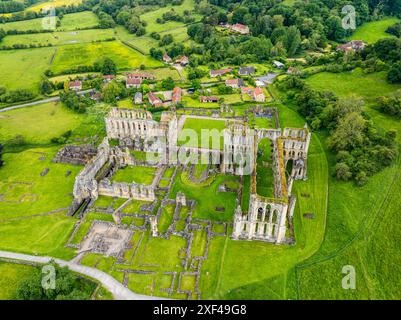 Rievaulx Abbey aus einer Drohne, North York Moors National Park, North Yorkshire, England Stockfoto