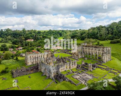 Rievaulx Abbey aus einer Drohne, North York Moors National Park, North Yorkshire, England Stockfoto