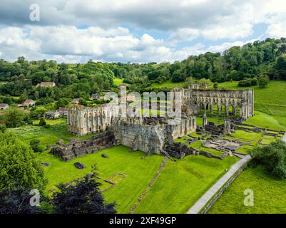 Rievaulx Abbey aus einer Drohne, North York Moors National Park, North Yorkshire, England Stockfoto