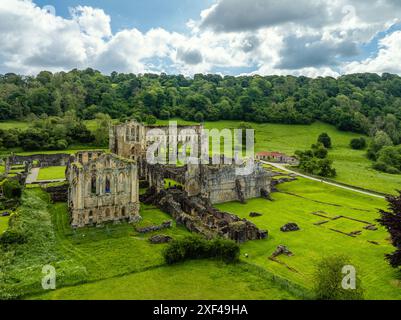 Rievaulx Abbey aus einer Drohne, North York Moors National Park, North Yorkshire, England Stockfoto