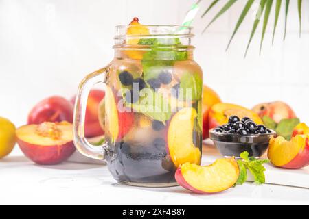 Arnold Palmer Iced Tea mit Boba-Bällen oder Tapioka-Perlen, kalter Peach Lemon Bubble Tea, farbenfrohe Bubble Limonade im maurerglas, mit frischem Obst auf Wi Stockfoto