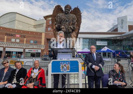 Southend on Sea, Großbritannien. Juli 2024. Clive Knowles vom British Iron Work Centre. Die Skulptur Knife Angel wird offiziell von Mitgliedern des rates eröffnet, darunter dem Bürgermeister von Southend, Ron Woodley, und dem Vorsitzenden des British Ironworks Centre, Clive Knowles. Die Skulptur ist 27 Fuß hoch und wiegt 3,5 Tonnen. Es wurde mit über 100000 beschlagnahmten Klingen gebaut und 2018 vom Bildhauer Alfie Bradley geschaffen. Penelope Barritt/Alamy Live News Stockfoto