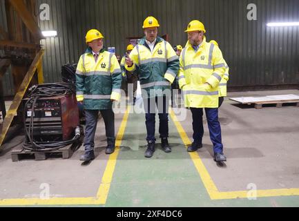 Anas Sarwar, Vorsitzender der schottischen Labour Party, zusammen mit dem schottischen Schattensekretär Ian Murray (R) und Glenrothes und dem Parlamentskandidaten der Mid Fife, Richard Baker, während eines Besuchs auf der Harland & Wolff Bauwerft in Methil, Ostschottland, während der Wahlkampagne für die Wahl der General war. Bilddatum: Montag, 1. Juli 2024. Stockfoto