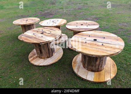 Große leere Holzspule für Baukabel Stockfoto