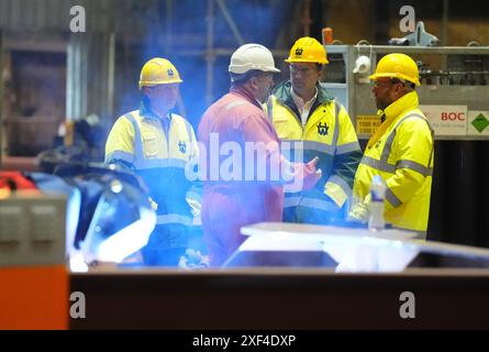 Der schottische Labour-Führer Anas Sarwar schatten den schottischen Sekretär Ian Murray Glenrothes und den Parlamentskandidaten Richard Baker (l) und Matt Smith, General Manager bei einem Besuch der Harland & Wolff Bauwerft in Methil, Ostschottland, während er sich auf dem Wahlkampfpfad der Wahl befand. Bilddatum: Montag, 1. Juli 2024. Stockfoto