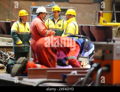 Der schottische Labour-Führer Anas Sarwar schatten den schottischen Sekretär Ian Murray Glenrothes und den Parlamentskandidaten Richard Baker (l) und Matt Smith, General Manager bei einem Besuch der Harland & Wolff Bauwerft in Methil, Ostschottland, während er sich auf dem Wahlkampfpfad der Wahl befand. Bilddatum: Montag, 1. Juli 2024. Stockfoto