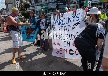 London, Großbritannien. Juli 2024. Pro-palästinensische Demonstranten werden vor der U-Bahn-Station Southfields von einem Mitglied der Öffentlichkeit konfrontiert. Pro-palästinensische Aktivisten fordern Wimbledon auf, Barclays wegen der finanziellen Beziehungen des Unternehmens zu Israel „fallen zu lassen“. Quelle: David Tramontan / Alamy Live News Stockfoto