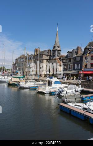 Blick auf den Hafen von Honfleur, Port d'Honfleur, die Eglise Saint-Etienne, die Kirche und den Glockenturm, muséede la Marine, Honfleur, Calvados, Normandie, Frankreich Stockfoto