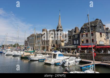 Blick auf den Hafen von Honfleur, Port d'Honfleur, die Eglise Saint-Etienne, die Kirche und den Glockenturm, muséede la Marine, Honfleur, Calvados, Normandie, Frankreich Stockfoto