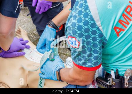 Velp, Niederlande - 1. Juni 2024: Niederländischer Rettungssanitäter demonstriert hlw an einer Dummy in Velp, Niederlande Stockfoto