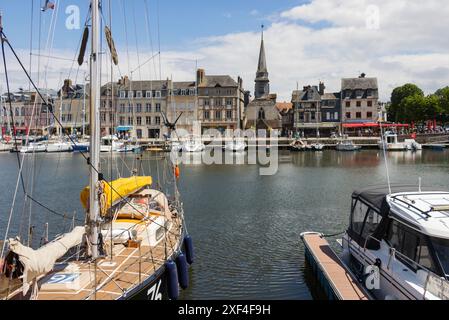 Blick auf den Hafen von Honfleur, Port d'Honfleur, die Eglise Saint-Etienne, die Kirche und den Glockenturm, muséede la Marine, Honfleur, Calvados, Normandie, Frankreich Stockfoto