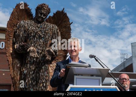 High Street, Southend on Sea, Essex, Großbritannien. Juli 2024. Die 3,5 Tonnen schwere Skulptur-Kunstinstallation Knife Angel wurde oben auf der Southend's High Street positioniert, um ihre Kampagne gegen Messerkriminalität fortzusetzen, eine Straftat, die vor Ort mehrmals begangen wurde. 100.000 wurden Waffen beschlagnahmt oder übergeben, die von Polizeikräften in ganz Großbritannien gesammelt und 2018 von dem Bildhauer Alfie Bradley geschaffen wurden. Der Knife Angel wurde heute auf dem letzten Halt auf seiner Country Tour vorgestellt, die bis Juli gezeigt wird. Clive Knowles vom British Iron Work Centre Stockfoto