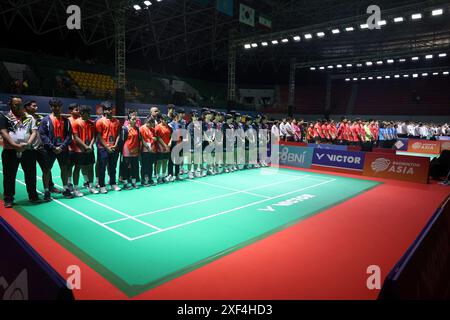 Yogyakarta, Indonesien. Juli 2024. Das Foto der Badminton Association of Indonesia (PBSI) zeigt Badmintonspieler, die einen Moment der Stille zum Gedenken an den chinesischen Badmintonspieler Zhang Zhijie bei der Badminton Asia Junior Championship im Amongrogo Sport Center, Yogyakarta, Indonesien, am 1. Juli 2024 beobachten. Der 17-jährige chinesische Spieler starb, nachdem er gestern während eines Gruppenspiels bei der Badminton Asia Junior Championship auf dem Court zusammengebrochen war, sagten Badminton-Beamte am Montag. Hinweis: PBSI/Handout über Xinhua/Alamy Live News Stockfoto