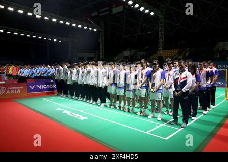 Yogyakarta, Indonesien. Juli 2024. Das Foto der Badminton Association of Indonesia (PBSI) zeigt Badmintonspieler, die einen Moment der Stille zum Gedenken an den chinesischen Badmintonspieler Zhang Zhijie bei der Badminton Asia Junior Championship im Amongrogo Sport Center, Yogyakarta, Indonesien, am 1. Juli 2024 beobachten. Der 17-jährige chinesische Spieler starb, nachdem er gestern während eines Gruppenspiels bei der Badminton Asia Junior Championship auf dem Court zusammengebrochen war, sagten Badminton-Beamte am Montag. Hinweis: PBSI/Handout über Xinhua/Alamy Live News Stockfoto