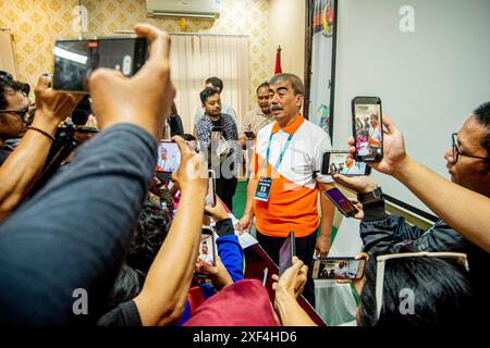 Yogyakarta, Indonesien. Juli 2024. Broto Happy Wondomisnowo (C), Sprecher der Badminton Association of Indonesia (PBSI), beantwortet Fragen nach einer Pressekonferenz in Yogyakarta, Indonesien, am 1. Juli 2024. 17-jähriger chinesischer Spieler Zhang Zhijie starb, nachdem er gestern während eines Gruppenspiels bei der Badminton Asia Junior Championship auf dem Court zusammengebrochen war, sagten Badminton-Beamte am Montag. Quelle: Agung Supriyanto/Xinhua/Alamy Live News Stockfoto