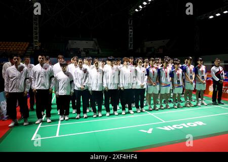 Yogyakarta, Indonesien. Juli 2024. Das Foto der Badminton Association of Indonesia (PBSI) zeigt Badmintonspieler, die einen Moment der Stille zum Gedenken an den chinesischen Badmintonspieler Zhang Zhijie bei der Badminton Asia Junior Championship im Amongrogo Sport Center, Yogyakarta, Indonesien, am 1. Juli 2024 beobachten. Der 17-jährige chinesische Spieler starb, nachdem er gestern während eines Gruppenspiels bei der Badminton Asia Junior Championship auf dem Court zusammengebrochen war, sagten Badminton-Beamte am Montag. Hinweis: PBSI/Handout über Xinhua/Alamy Live News Stockfoto