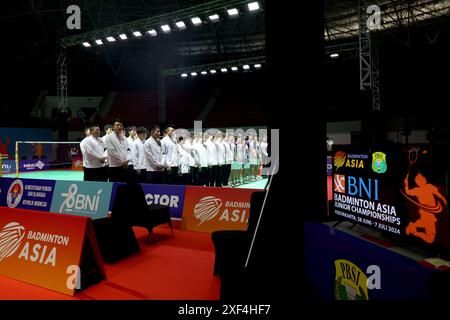 Yogyakarta, Indonesien. Juli 2024. Das Foto der Badminton Association of Indonesia (PBSI) zeigt Badmintonspieler, die einen Moment der Stille zum Gedenken an den chinesischen Badmintonspieler Zhang Zhijie bei der Badminton Asia Junior Championship im Amongrogo Sport Center, Yogyakarta, Indonesien, am 1. Juli 2024 beobachten. Der 17-jährige chinesische Spieler starb, nachdem er gestern während eines Gruppenspiels bei der Badminton Asia Junior Championship auf dem Court zusammengebrochen war, sagten Badminton-Beamte am Montag. Hinweis: PBSI/Handout über Xinhua/Alamy Live News Stockfoto