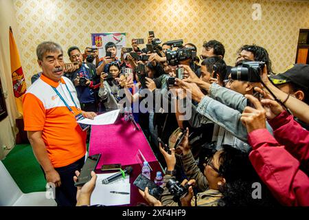 Yogyakarta, Indonesien. Juli 2024. Broto Happy Wondomisnowo (L), Sprecher der Badminton Association of Indonesia (PBSI), beantwortet Fragen nach einer Pressekonferenz in Yogyakarta, Indonesien, am 1. Juli 2024. 17-jähriger chinesischer Spieler Zhang Zhijie starb, nachdem er gestern während eines Gruppenspiels bei der Badminton Asia Junior Championship auf dem Court zusammengebrochen war, sagten Badminton-Beamte am Montag. Quelle: Agung Supriyanto/Xinhua/Alamy Live News Stockfoto