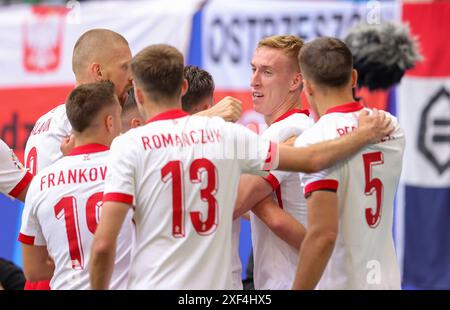 Hamburg, Deutschland. Juni 2024. firo : 16.06.2024, Fußball: UEFA EURO 2024, EM, Europameisterschaft 2024, Gruppenphase, M07, Match 07, Polen Polen - Niederlande Niederlande Holland Adam Buksa aus Polen feiert sein Tor zum 1:0 mit seinen Teamkollegen Credit: dpa/Alamy Live News Stockfoto